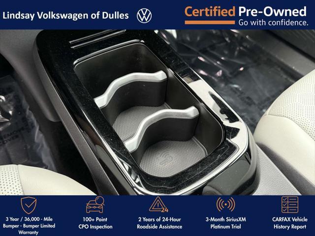 Photo of 2021 Glacier White Metallic/Black Roof Volkswagen ID.4