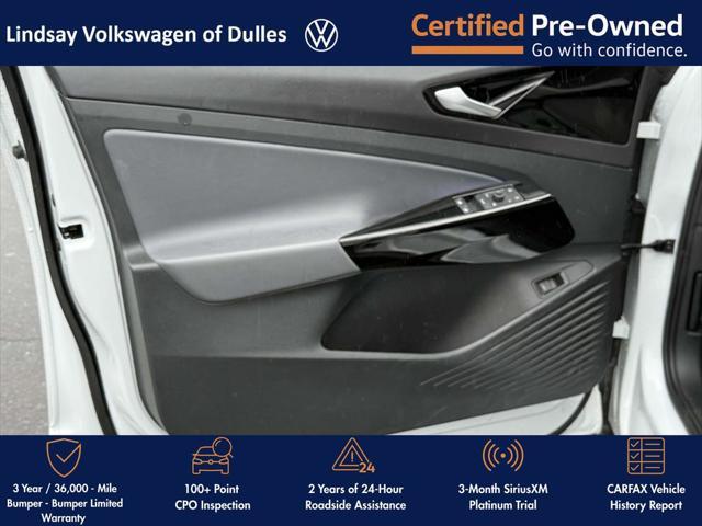 Photo of 2021 Glacier White Metallic/Black Roof Volkswagen ID.4
