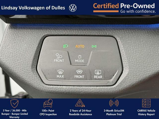 Photo of 2021 Glacier White Metallic/Black Roof Volkswagen ID.4
