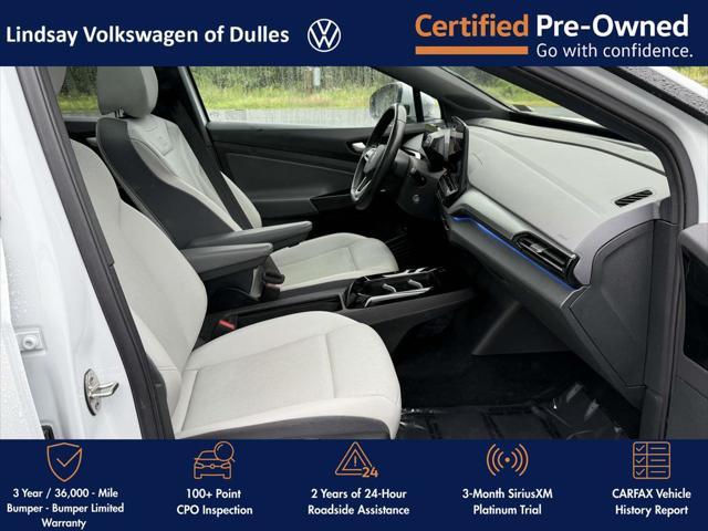 Photo of 2021 Glacier White Metallic/Black Roof Volkswagen ID.4
