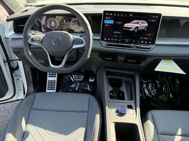 Photo of 2025 Opal White w/Deep Black Roof Volkswagen Tiguan