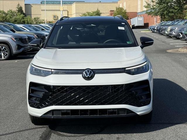 Photo of 2025 Opal White w/Deep Black Roof Volkswagen Tiguan