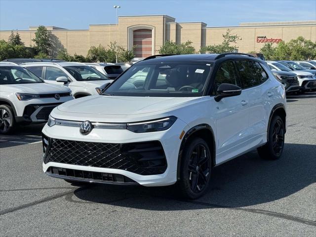 Photo of 2025 Opal White w/Deep Black Roof Volkswagen Tiguan