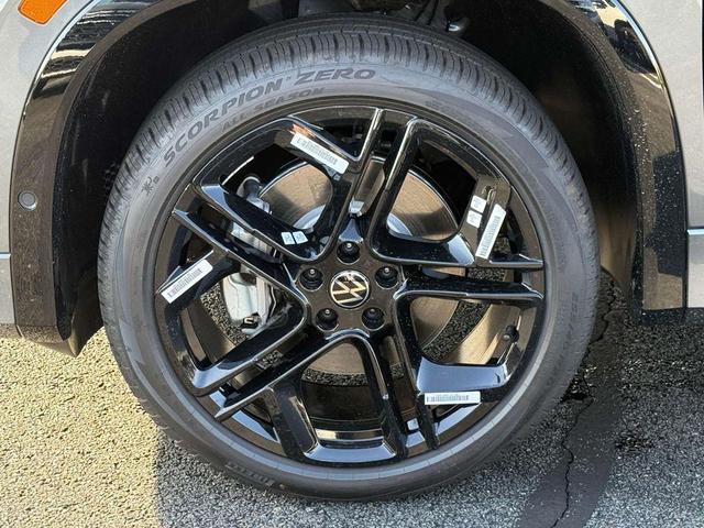 Photo of 2025 Platinum Gray Metallic Volkswagen Tiguan