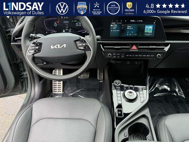 Photo of 2025 Cityscape Green Kia Niro