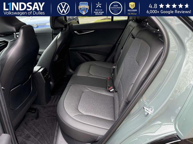 Photo of 2025 Cityscape Green Kia Niro
