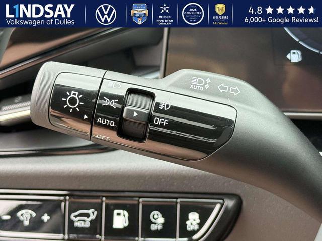 Photo of 2025 Cityscape Green Kia Niro