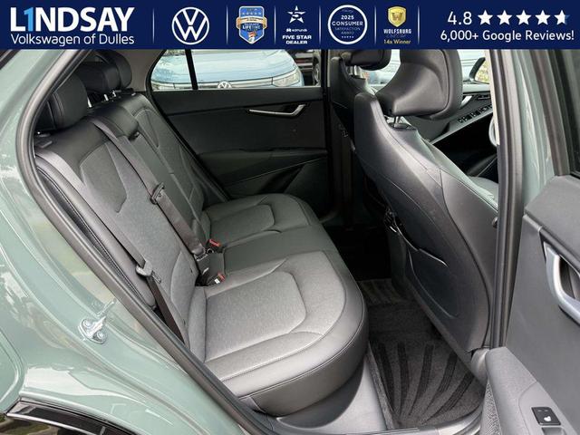 Photo of 2025 Cityscape Green Kia Niro