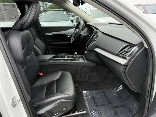 Photo of 2023 Crystal White Metallic Volvo XC90