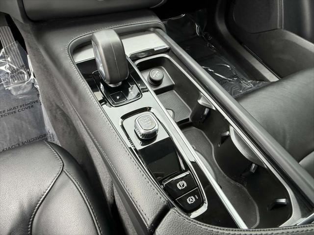 Photo of 2023 Crystal White Metallic Volvo XC90
