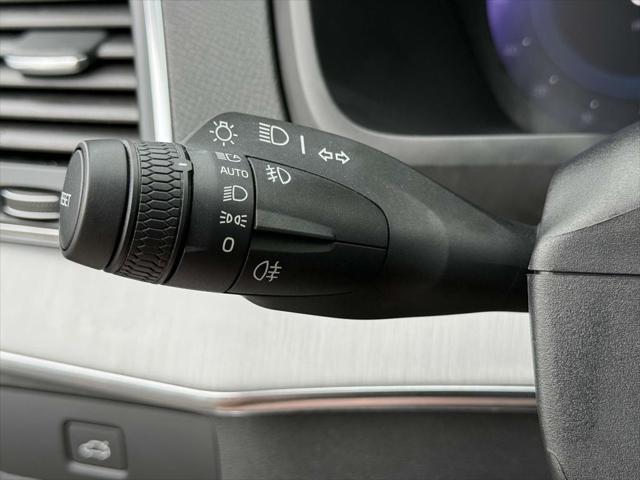 Photo of 2023 Crystal White Metallic Volvo XC90