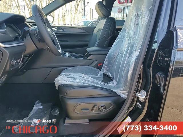Photo of 2025 Diamond Black Crystal Pearlcoat Jeep Grand Cherokee L