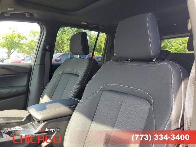 Photo of 2025 Bright White Clearcoat Jeep Grand Cherokee