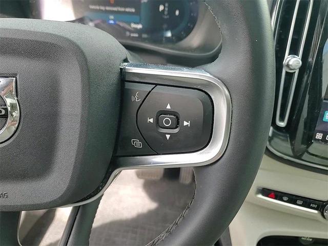 Photo of 2023 Onyx Black Metallic Volvo XC40