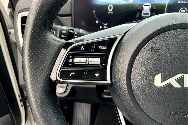 Photo of 2024 Clear White/Black Roof Kia Seltos