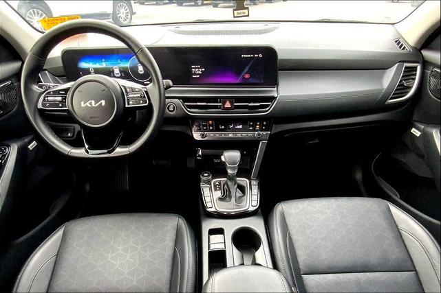 Photo of 2024 Clear White/Black Roof Kia Seltos