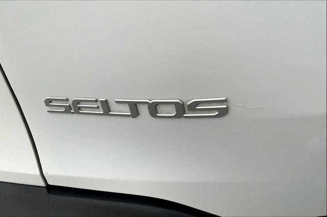 Photo of 2024 Clear White/Black Roof Kia Seltos