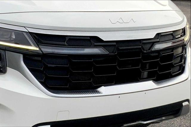 Photo of 2024 Clear White/Black Roof Kia Seltos