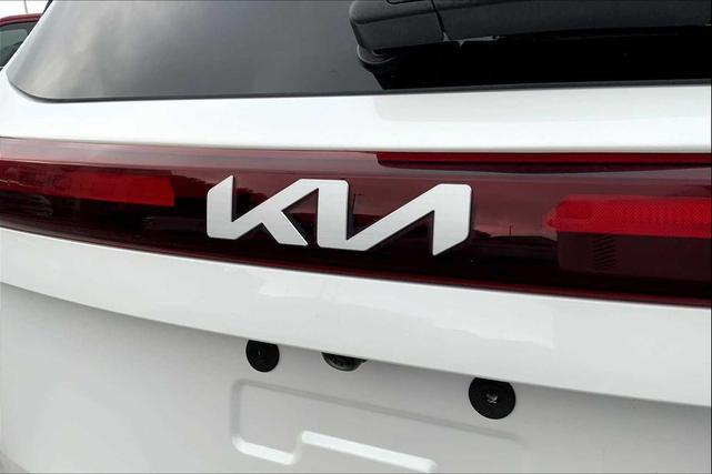 Photo of 2024 Clear White/Black Roof Kia Seltos
