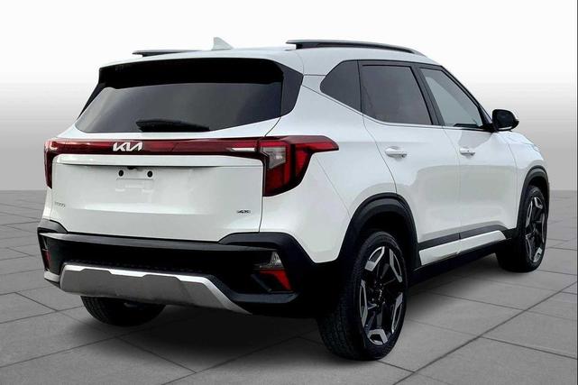 Photo of 2024 Clear White/Black Roof Kia Seltos