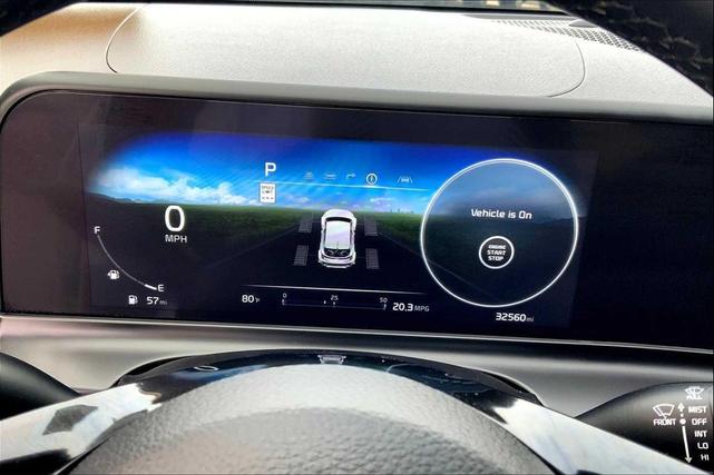 Photo of 2024 Clear White/Black Roof Kia Seltos