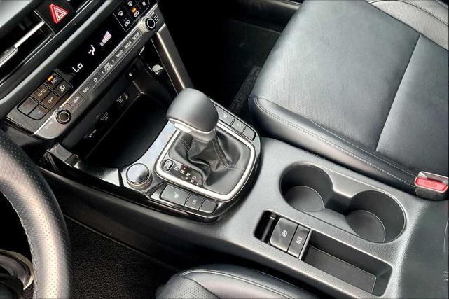 Photo of 2024 Clear White/Black Roof Kia Seltos