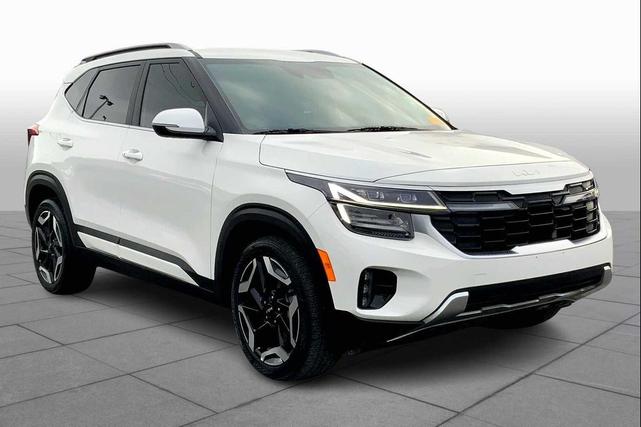 Photo of 2024 Clear White/Black Roof Kia Seltos