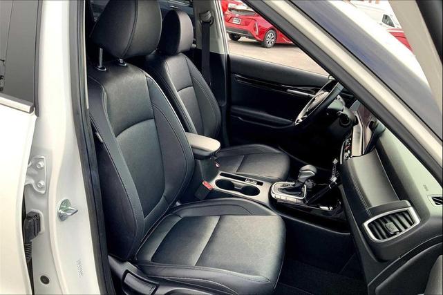 Photo of 2024 Clear White/Black Roof Kia Seltos