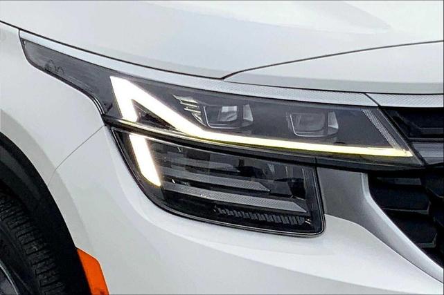 Photo of 2024 Clear White/Black Roof Kia Seltos