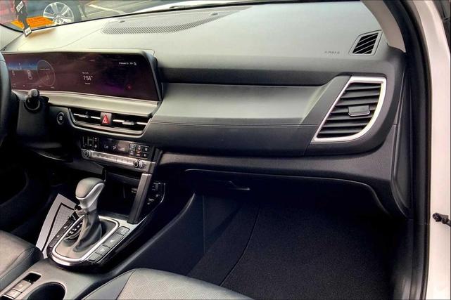 Photo of 2024 Clear White/Black Roof Kia Seltos