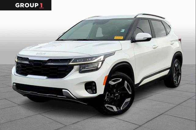 Photo of 2024 Clear White/Black Roof Kia Seltos