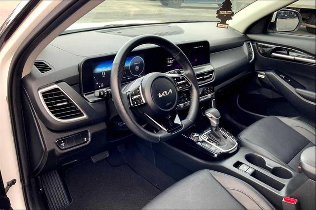 Photo of 2024 Clear White/Black Roof Kia Seltos