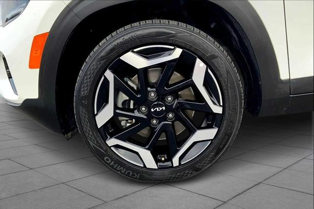 Photo of 2024 Clear White/Black Roof Kia Seltos