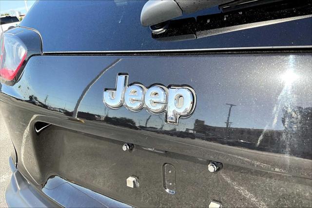 Photo of 2019 Diamond Black Crystal Pearlcoat Jeep Cherokee