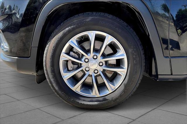Photo of 2019 Diamond Black Crystal Pearlcoat Jeep Cherokee