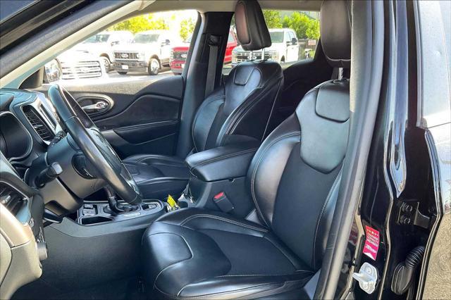 Photo of 2019 Diamond Black Crystal Pearlcoat Jeep Cherokee