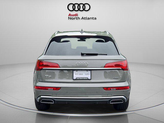 Photo of 2023 Gray Metallic Audi Q5