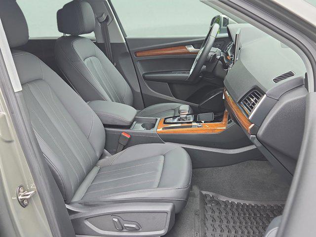 Photo of 2023 Gray Metallic Audi Q5