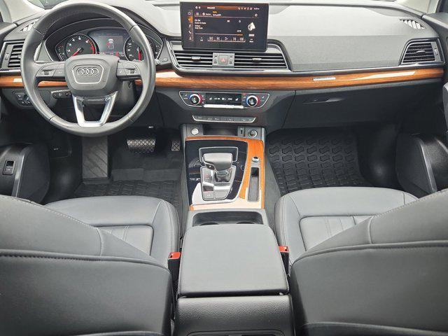Photo of 2023 Gray Metallic Audi Q5