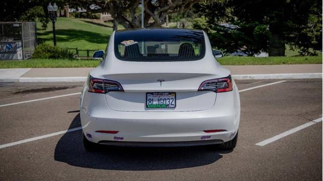 Photo of 2019 White Tesla Model 3