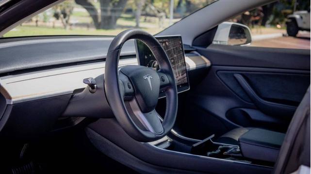 Photo of 2019 White Tesla Model 3