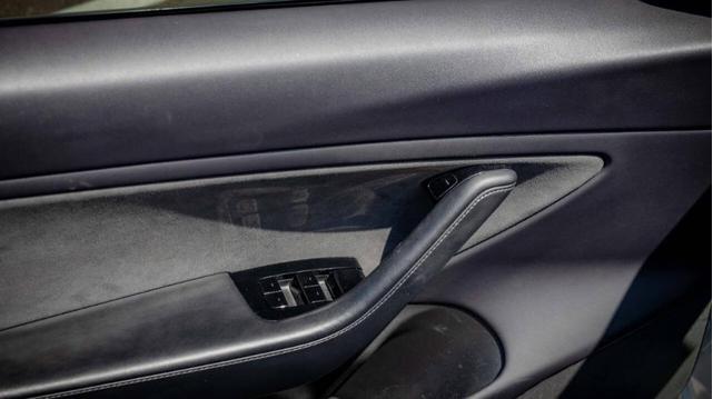 Photo of 2019 White Tesla Model 3