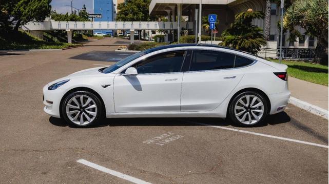 Photo of 2019 White Tesla Model 3