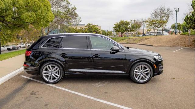 Photo of 2017 Night Black Audi Q7