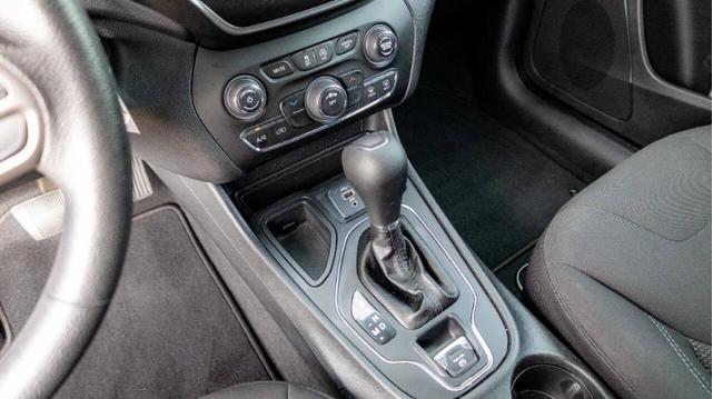 Photo of 2020 Bright White Clearcoat Jeep Cherokee