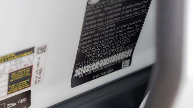 Photo of 2019 Fuji White Land Rover Discovery