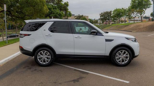 Photo of 2019 Fuji White Land Rover Discovery