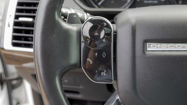 Photo of 2019 Fuji White Land Rover Discovery