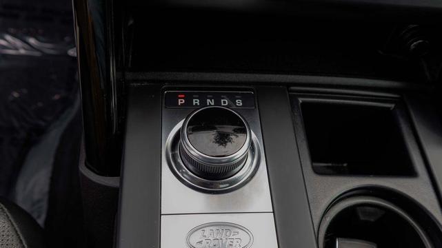 Photo of 2019 Fuji White Land Rover Discovery