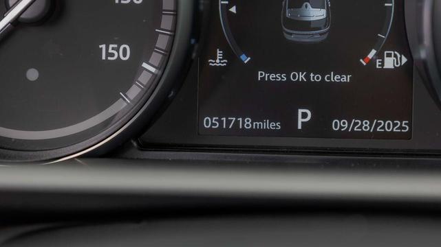 Photo of 2019 Fuji White Land Rover Discovery